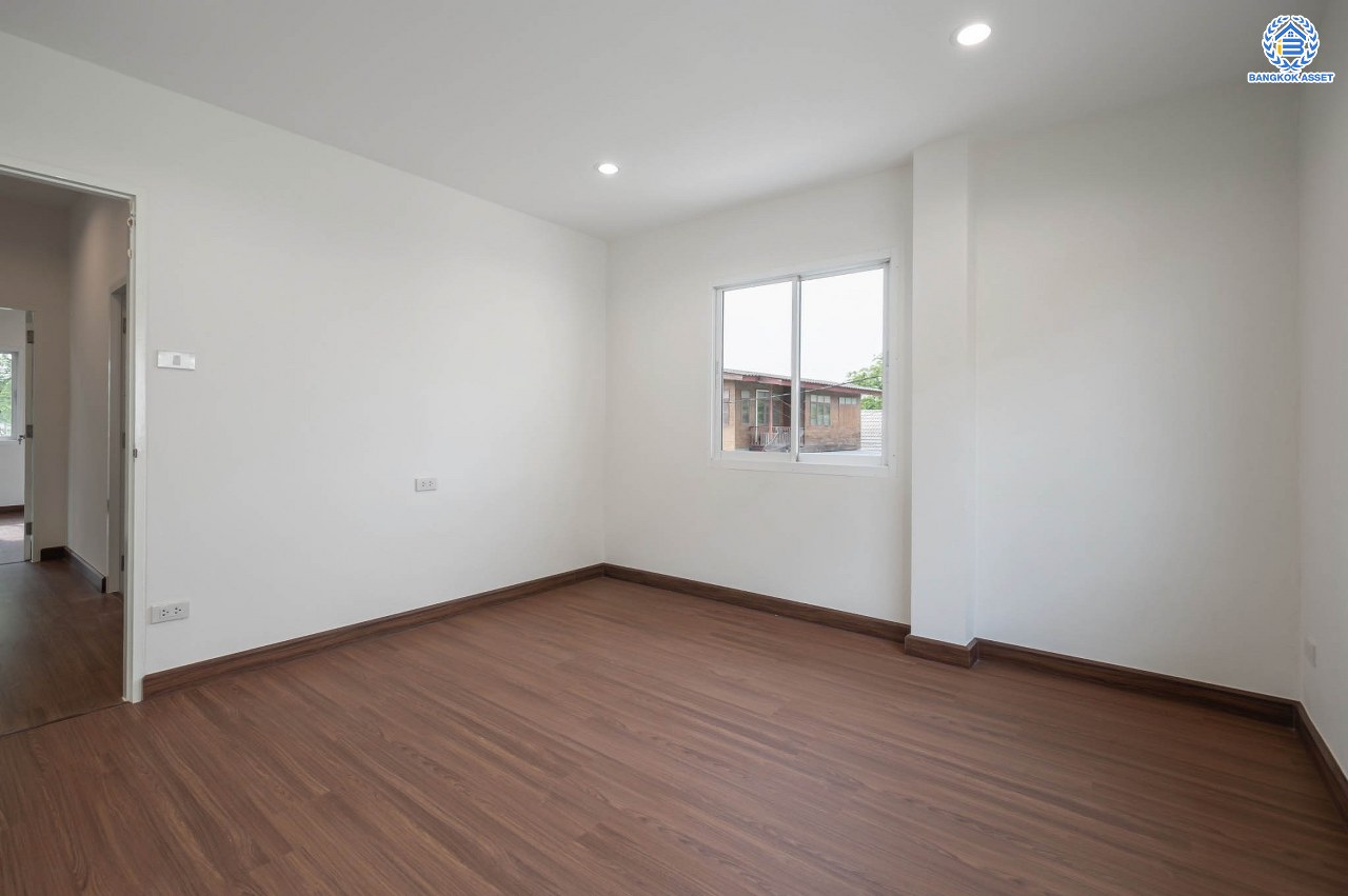 บ้านมือสองตกแต่งใหม่ โครงการ บ้านอาภา2 ปิ่นเกล้า-สวนผัก เนื้อที่ 61 ตร.ว. ฟังก์ชัน 3 ห้องนอน 3 ห้องน้ำ จอดรถได้ 2 คัน บนทำเลเดินทางสะดวก เชื่อมต่อหลายเส้นทาง ใกล้รถไฟฟ้าสายสีแดง "สถานีบางบำหรุ"